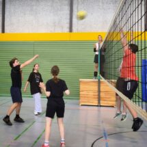 Schülerinnen und Schüler kämpfen um jeden Ball und um jeden Punkt.