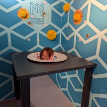 Schülerin in einem Illusionsraum im Museum der Illusionen in Stuttgart