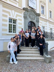 Gruppenfoto der Klasse W2GK auf der Treppe einer ZfP-Einrichtung.