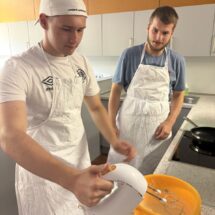 Schülerinnen und Schüler aus dem Russisch-Kurs kochen in der Schulküche leckere Spezialitäten.