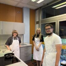 Schülerinnen und Schüler aus dem Russisch-Kurs kochen in der Schulküche leckere Spezialitäten.