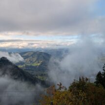 Blick vom Hochgrat durch die Wolken Richtung Bodensee.
