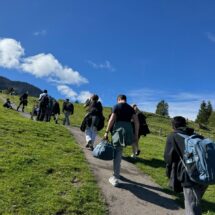 Die Schüler schleppen ihre Rucksäcke auf die Hütte.