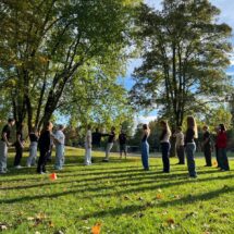 Schülerinnen und Schüler lösen kniffelige Team-Aufgaben bei den Kennenlerntagen der Eingangsklassen.