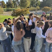 Schülerinnen und Schüler lösen kniffelige Team-Aufgaben bei den Kennenlerntagen der Eingangsklassen.