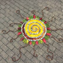 Landart aus bunten Blättern auf der grünen Wiese.