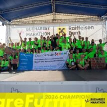 Schülerinnen und Schüler und die Laufgruppe von Ravensburg läuft für Toleranz vor dem Ziel in Bukarest.