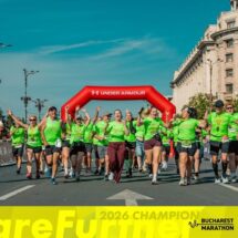 Schülerinnen und Schüler und die Laufgruppe von Ravensburg läuft für Toleranz vor dem Ziel in Bukarest.