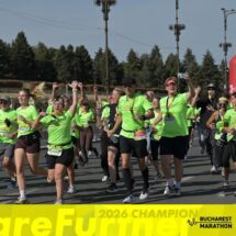 Schülerinnen und Schüler und die Laufgruppe von Ravensburg läuft für Toleranz vor dem Ziel in Bukarest.