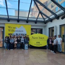 Gruppenfoto vor der "The Länd"-Kampagne in der ständigen Vertretung der Landes.