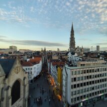 Blick von der Terasse einer Bar in die Gassen von Brüssel.